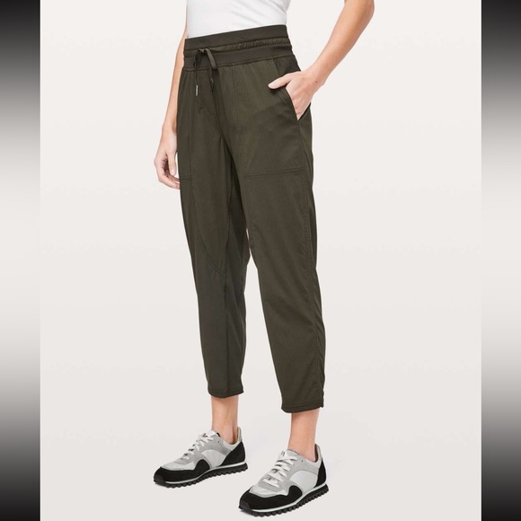Lululemon Size 4 Dark Olive Dance Studio Crop‎ Pants - Picture 1 of 9
